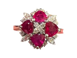 Bague en or blanc 4 rubis taillés en coeur et pavage de diamants