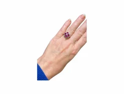 Bague en or blanc 4 rubis taillés en coeur et pavage de diamants