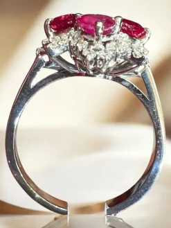 Bague en or blanc 4 rubis taillés en coeur et pavage de diamants