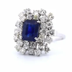 Bague en or blanc 18 carats avec saphir et diamants