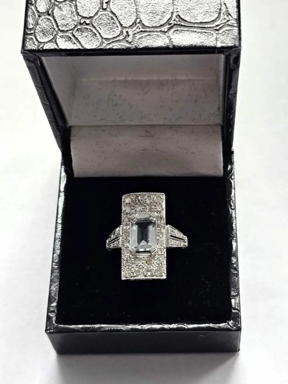 Bague en or blanc 18 carats avec aigue-marine et diamants