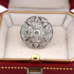 Bague en or blanc 18 carats avec ajourage spécial et diamants