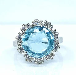 Bague en or blanc 18 carats, aigue marine et diamants