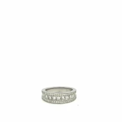 Bague en or blanc 18 carats sertie de diamants taille princesse et brillant