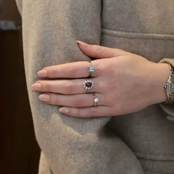 Bague en or blanc 18 carats avec aigue-marine taille émeraude