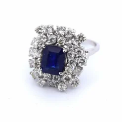 Bague en or blanc 18 carats avec saphir et diamants