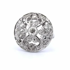 Bague en or blanc 18 carats avec ajourage spécial et diamants