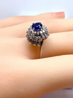 Bague en or blanc 18 carats, saphir et diamants