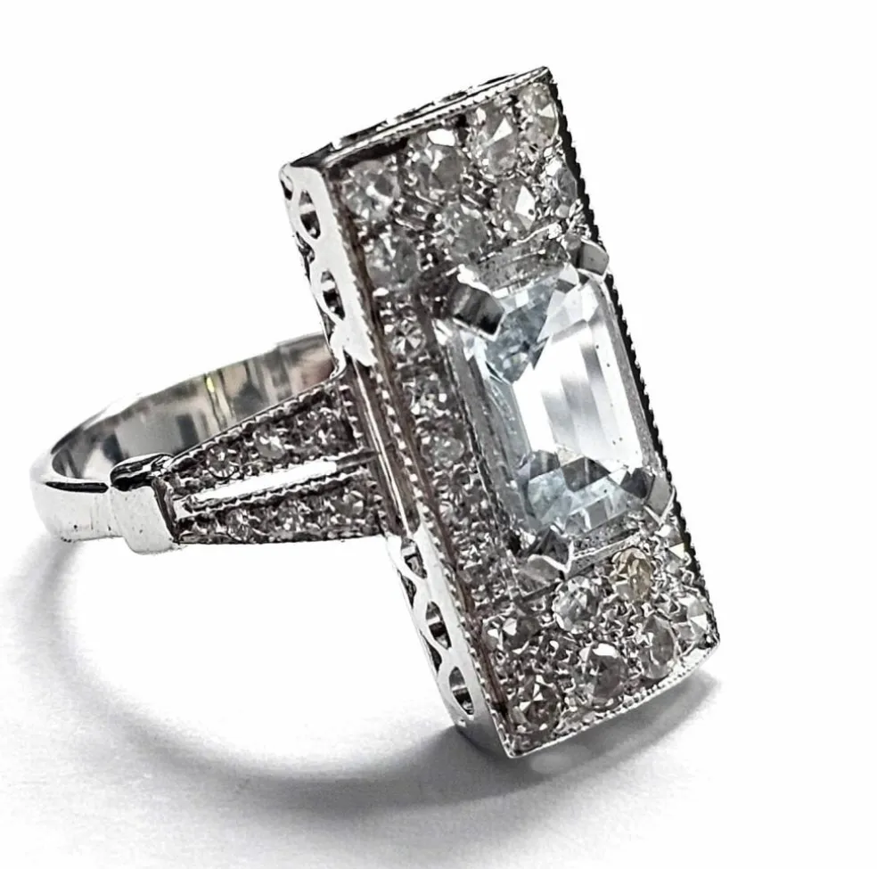 Bague en or blanc 18 carats avec aigue-marine et diamants
