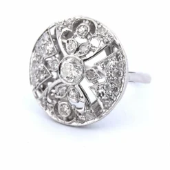 Bague en or blanc 18 carats avec ajourage spécial et diamants