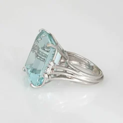 Bague en or blanc 27 carats avec aigue-marine