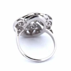 Bague en or blanc 18 carats avec ajourage spécial et diamants