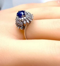 Bague en or blanc 18 carats, saphir et diamants