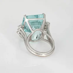 Bague en or blanc 27 carats avec aigue-marine
