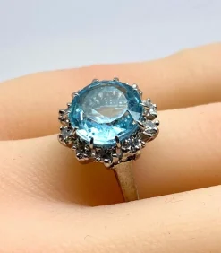 Bague en or blanc 18 carats, aigue marine et diamants