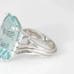 Bague en or blanc 27 carats avec aigue-marine