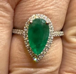 Bague en or blanc 18 carats émeraude et diamants