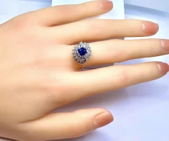 Bague en or blanc 18 carats, saphir et diamants