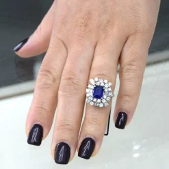 Bague en or blanc 18 carats avec saphir et diamants