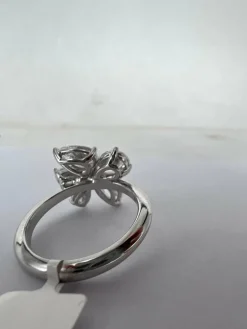 Bague en or blanc 18 carats avec fleur solitaire en diamant
