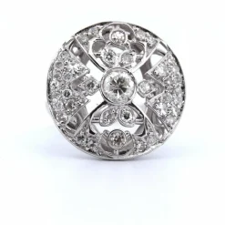 Bague en or blanc 18 carats avec ajourage spécial et diamants