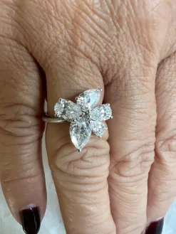Bague en or blanc 18 carats avec fleur solitaire en diamant