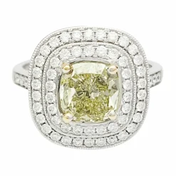 Bague en or blanc à entourage, centre diamant jaune 2,01 carats.