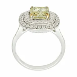 Bague en or blanc à entourage, centre diamant jaune 2,01 carats.