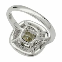 Bague en or blanc à entourage, centre diamant jaune 2,01 carats.