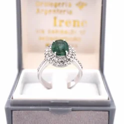 BAGUE EN OR BLANC 18 KT - ÉMERAUDE 2,80 ct - DIAMANTS