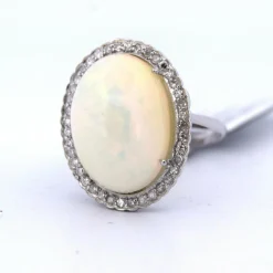 BAGUE EN OR BLANC 18 KT - OPALE NATURELLE ET DIAMANTS