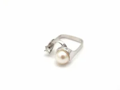 Bague en or blanc 750 mil diamants et perle