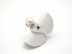Bague en or blanc 750 mil diamants et perle