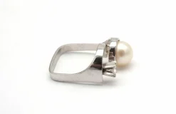 Bague en or blanc 750 mil diamants et perle