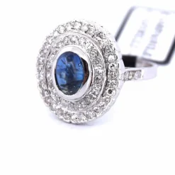 BAGUE EN OR BLANC - SAPHIR CABOCHON et DIAMANTS