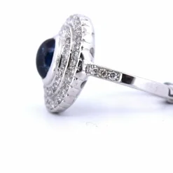 BAGUE EN OR BLANC - SAPHIR CABOCHON et DIAMANTS