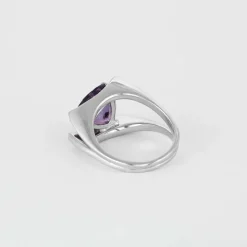 Bague en or blanc, améthyste et diamants