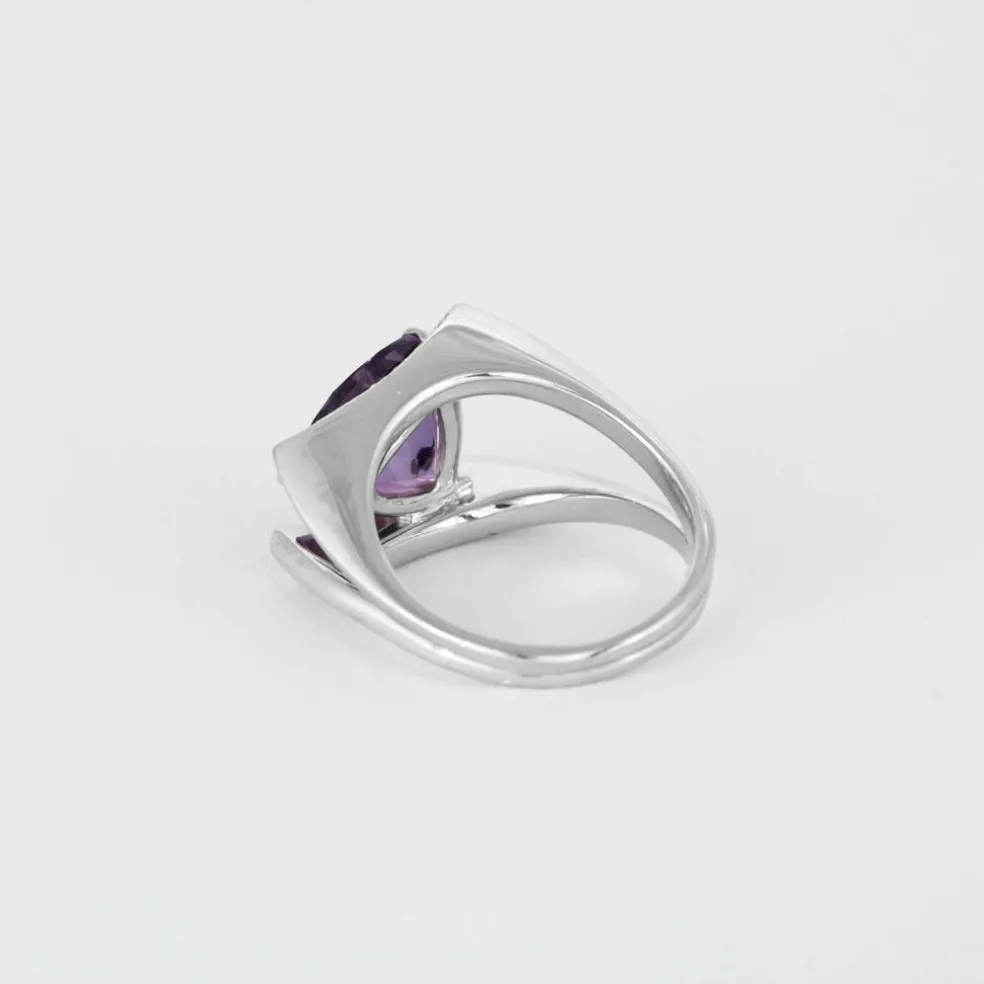 Bague en or blanc, améthyste et diamants