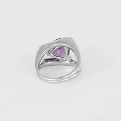 Bague en or blanc, améthyste et diamants