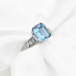 Bague en or blanc avec aigue-marine de 2,9 ct et diamants