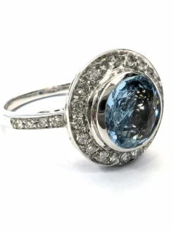 Bague en or blanc avec aigue-marine centrale et diamants