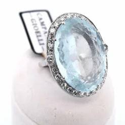 Bague en or blanc avec aigue-marine et diamants