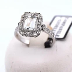 Bague en or blanc avec aigue-marine et diamant