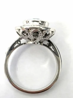 Bague en or blanc avec aigue-marine centrale et diamants