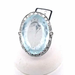 Bague en or blanc avec aigue-marine et diamants