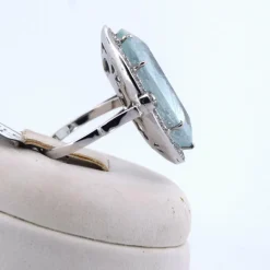 Bague en or blanc avec aigue-marine et diamants