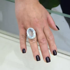 Bague en or blanc avec aigue-marine et diamants