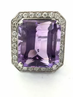 Bague en or blanc avec améthyste naturelle et diamants