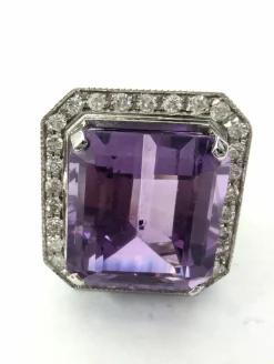 Bague en or blanc avec améthyste naturelle et diamants