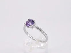 Bague en or blanc avec améthyste